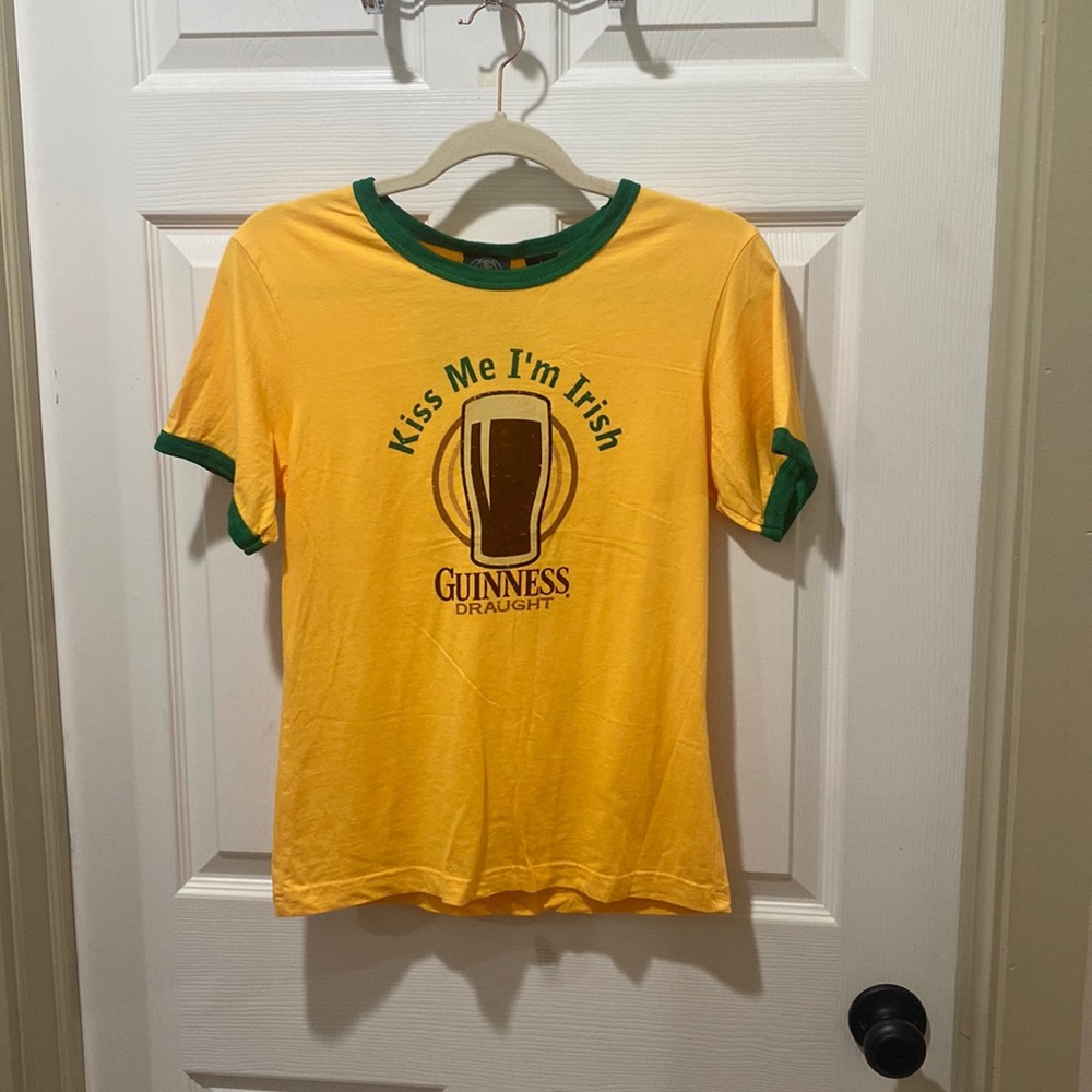 R Large Cotton polyester Guinness Kiss Me I’m Irish tee